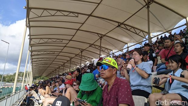 Suasana penonton saat menyaksikan sprint race MotoGP Mandalika dari tribun Premium Grandstand B di Sirkuit Mandalika, Sabtu (4/10/2025). (Foto: Ahmad Viqi/detikBali)