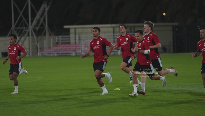 Sesi latihan perdana Timnas Indonesia di Jeddah, Arab Saudi, jelang laga-laga Ronde 4 Kualifikasi Piala Dunia 2026.