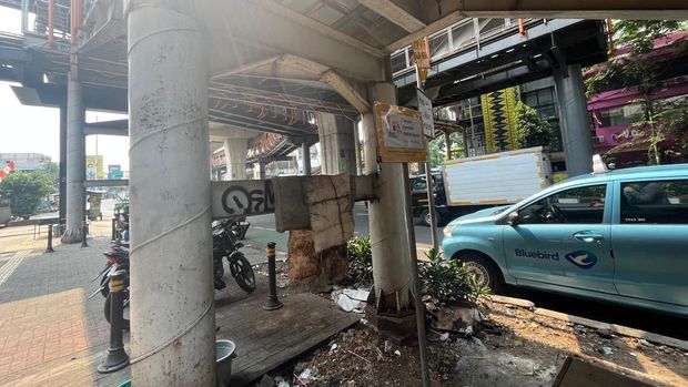 Transjakarta menyediakan tempat khusus untuk memberi makan kucing di bawah Jembatan Penyeberangan Orang (JPO) Halte Velbak.