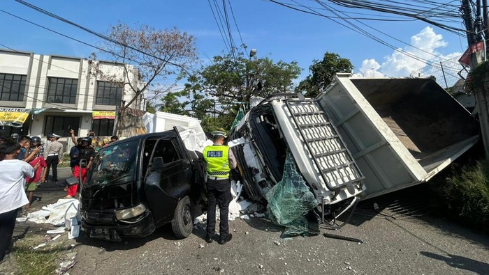 Truk kontainer terjun dari Tol Tangerang-Merak dan menimpa kendaraan serta juru parkir.