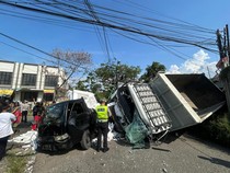 Video: Truk Terjun Bebas dari Tol Merak, Timpa Kendaraan-Tukang Parkir