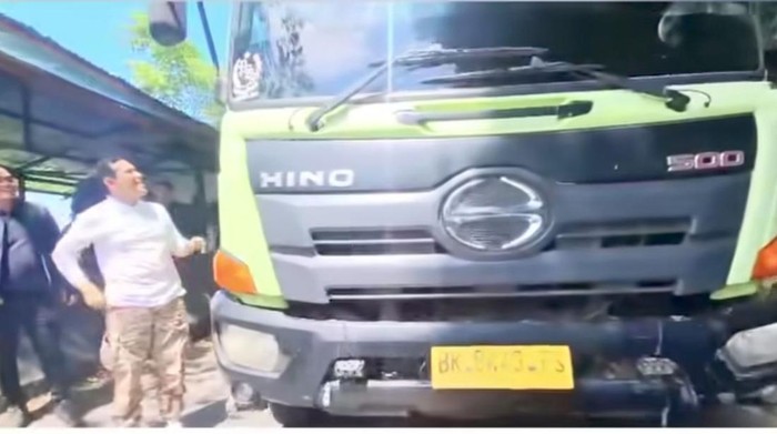 Wagub Aceh Dek Fadh saat menyapa sopir truk berpelat BK di Aceh. (Screenshot)