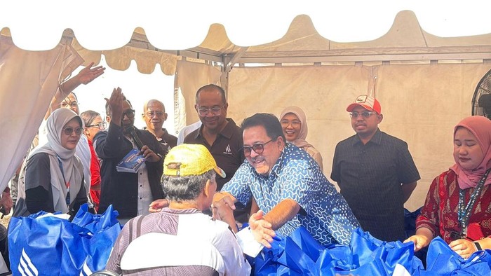 Wakil Gubernur DKI Jakarta Rano Karno menggratiskan 2.000 paket sembako di Kampung Bandan, Jakarta Utara.