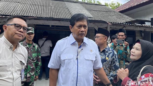 Wamentrans, Viva Yoga Mauladi, meninjau desa Transmigrasi Lokal (Translok) di Dusun Karang Tengah, Kapanewon Imogiri, Kabupaten Bantul, Sabtu (4/10/2025).