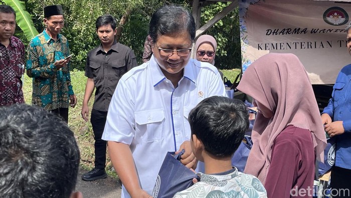 Wamentrans, Viva Yoga Mauladi, meninjau desa Transmigrasi Lokal (Translok) di Dusun Karang Tengah, Kapanewon Imogiri, Kabupaten Bantul, Sabtu (4/10/2025).