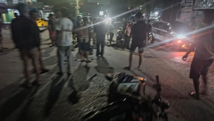 Warga berkerumun di lokasi kecelakaan yang mengakibatkan pemotor kritis di Konawe.