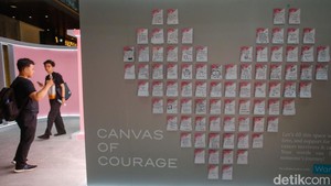 Selain pameran, Brushstrokes of Hope juga menghadirkan program interaktif seperti Community Healing Wall, sesi diskusi Voices of Strength, hingga kegiatan Pink Screening atau deteksi dini dengan Pink Van dari Lovepink. Program ini memudahkan masyarakat mendapatkan akses pemeriksaan USG payudara secara gratis.