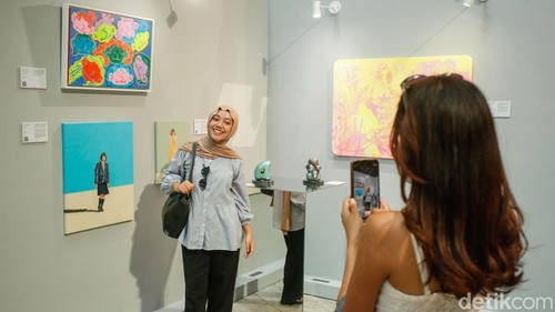 Pengunjung berfoto dengan karya yang dipamerkan di Astha District 8, Jakarta, Sabtu (4/10/2025).