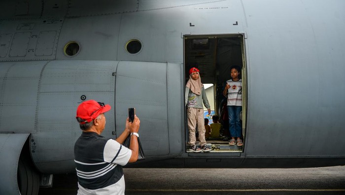 29 Pesawat TNI Dipamerkan, Ribuan Warga Serbu Open Base Lanud Husein Sastranegara Warga memadati apron saat Open Base di Bandara Husein Sastranegara, Bandung, Jawa Barat, Minggu (5/10/2025). TNI Lanud Husein Sastranegara menggelar Open Base dalam rangka HUT ke-80 TNI dengan memamerkan 29 unit pesawat angkut milik TNI yang terbuka untuk umum dan gratis. ANTARA FOTO/Raisan Al Farisi