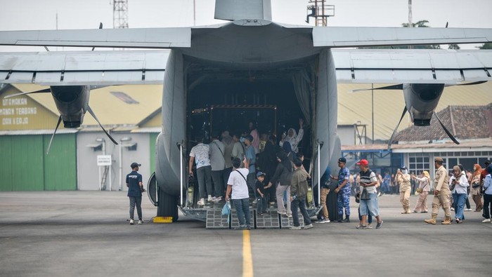 Warga memadati apron saat Open Base di Bandara Husein Sastranegara, Bandung, Jawa Barat, Minggu (5/10/2025). TNI Lanud Husein Sastranegara menggelar Open Base dalam rangka HUT ke-80 TNI dengan memamerkan 29 unit pesawat angkut milik TNI yang terbuka untuk umum dan gratis. ANTARA FOTO/Raisan Al Farisi