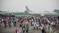Selain pameran pesawat, pengunjung juga dapat menyaksikan berbagai atraksi udara dan berinteraksi langsung dengan para prajurit TNI AU. Acara ini menjadi ajang edukatif sekaligus hiburan bagi masyarakat Bandung dan sekitarnya untuk mengenal lebih dekat alutsista kebanggaan Indonesia. ANTARA FOTO/Raisan Al Farisi