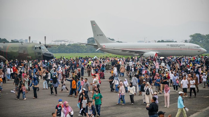29 Pesawat TNI Dipamerkan, Ribuan Warga Serbu Open Base Lanud Husein Sastranegara Warga memadati apron saat Open Base di Bandara Husein Sastranegara, Bandung, Jawa Barat, Minggu (5/10/2025). TNI Lanud Husein Sastranegara menggelar Open Base dalam rangka HUT ke-80 TNI dengan memamerkan 29 unit pesawat angkut milik TNI yang terbuka untuk umum dan gratis. ANTARA FOTO/Raisan Al Farisi