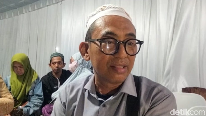 Ahmad Rofik (46) mengikhlaskan kepergian anaknya yang menjadi korban ambruknya Ponpes Al Khoziny