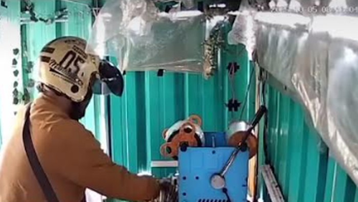 Aksi pencurian di kios es teh di Klaten terekam CCTV.