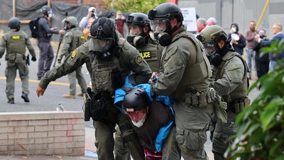 Aksi Protes di Kantor ICE Portland Berujung Ketegangan dan Penangkapan