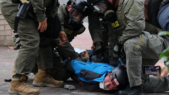 Aksi Protes di Kantor ICE Portland Berujung Ketegangan dan Penangkapan Suasana tegang mewarnai aksi protes di luar kantor pusat Imigrasi dan Bea Cukai Amerika Serikat (ICE) di Portland, Oregon, pada Sabtu (4/10/2025). Aksi yang diikuti puluhan demonstran tersebut berujung bentrokan dengan aparat penegak hukum setelah massa menolak untuk membubarkan diri. REUTERS/Carlos Barria
