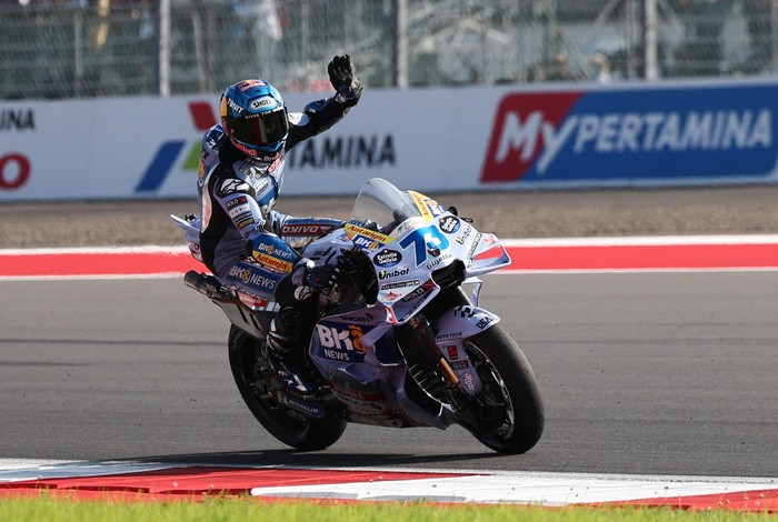 MotoGP -  Indonesian Grand Prix - Mandalika International Street Circuit, Mandalika, Indonesia - October 5, 2025 BK8 Gresini Racing MotoGPs Alex Marquez celebrates after crossing the line to finish third in the MotoGP race REUTERS/Willy Kurniawan