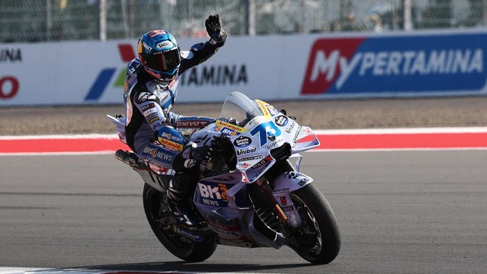 MotoGP -  Indonesian Grand Prix - Mandalika International Street Circuit, Mandalika, Indonesia - October 5, 2025 BK8 Gresini Racing MotoGPs Alex Marquez celebrates after crossing the line to finish third in the MotoGP race REUTERS/Willy Kurniawan