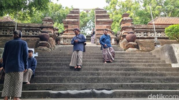 Anak tangga berbentuk aneh di jalur menuju pemakaman raja-raja Mataram Islam di Imogiri, Bantul. Anak tangga itu diyaakini sebagai kuburan pengkhianat di masa Sultan Agung. Foto diunggah Minggu (5/10/2025).