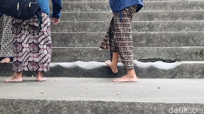 Anak tangga berbentuk aneh di jalur menuju pemakaman raja-raja Mataram Islam di Imogiri, Bantul. Anak tangga itu diyaakini sebagai kuburan pengkhianat di masa Sultan Agung. Foto diunggah Minggu (5/10/2025).
