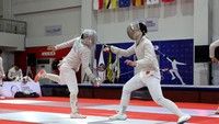 Ajang bergengsi ini diikuti oleh atlet-atlet dari Malaysia, Kamboja, Thailand, Brunei Darussalam, Taiwan, dan Australia, selain para atlet nasional dari berbagai daerah. Para peserta berlaga di berbagai nomor, termasuk women’s epee team, yang menampilkan pertandingan seru antara An’nisa Nur Zahra dari Kalimantan Timur dan Devia Shela dari Kalimantan Barat. ANTARA FOTO/Irwansyah Putra