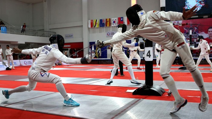 Atlet anggar Kalimantan Timur An’nisa Nur Zahra (kiri) bertanding melawan atlet anggar Kalimantan Barat Devia Shela (kanan) pada kelas women’s epee team kejuaraan anggar Indonesia terbuka 2025 (Indonesia Fencing Open 2025) di komplek stadion Harapan Bangsa, Banda Aceh, Aceh, Minggu (5/10/2025). Indonesia Fencing Open 2025 diikuti 120 atlet dari berbagai provinsi juga atlet anggar dari negara Malaysia, Kamboja, Thailand, Brunei Darussalam, Taiwan, dan Australia. ANTARA FOTO/Irwansyah Putra