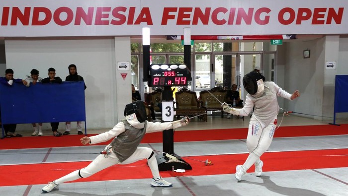 Atlet Nasional dan Internasional Ramaikan Kejuaraan Anggar Indonesia Terbuka 2025 Atlet anggar Kalimantan Timur An’nisa Nur Zahra (kiri) bertanding melawan atlet anggar Kalimantan Barat Devia Shela (kanan) pada kelas women’s epee team kejuaraan anggar Indonesia terbuka 2025 (Indonesia Fencing Open 2025) di komplek stadion Harapan Bangsa, Banda Aceh, Aceh, Minggu (5/10/2025). Indonesia Fencing Open 2025 diikuti 120 atlet dari berbagai provinsi juga atlet anggar dari negara Malaysia, Kamboja, Thailand, Brunei Darussalam, Taiwan, dan Australia. ANTARA FOTO/Irwansyah Putra