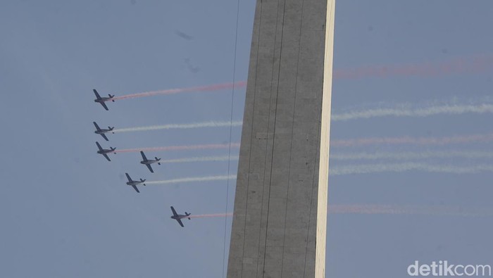 Langit ibu kota tampak semarak pada Minggu (5/10/2025) ketika atraksi udara spektakuler digelar dalam rangka perayaan Hari Ulang Tahun ke-80 Tentara Nasional Indonesia (TNI) di kawasan Silang Monas, Jakarta. Suara deru mesin pesawat yang menggelegar membelah langit, mengundang decak kagum ribuan warga yang memadati area upacara.