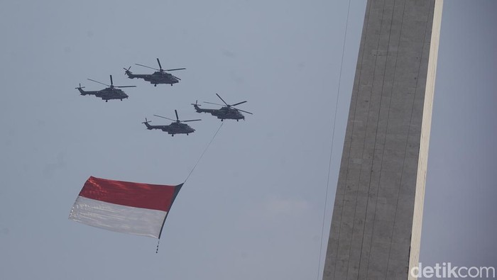 Langit ibu kota tampak semarak pada Minggu (5/10/2025) ketika atraksi udara spektakuler digelar dalam rangka perayaan Hari Ulang Tahun ke-80 Tentara Nasional Indonesia (TNI) di kawasan Silang Monas, Jakarta. Suara deru mesin pesawat yang menggelegar membelah langit, mengundang decak kagum ribuan warga yang memadati area upacara.