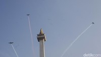 Momen paling memukau terjadi saat Jupiter Aerobatic Team dari TNI Angkatan Udara unjuk kebolehan dengan manuver-manuver udara yang presisi dan memikat.