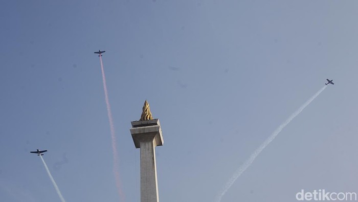 Langit ibu kota tampak semarak pada Minggu (5/10/2025) ketika atraksi udara spektakuler digelar dalam rangka perayaan Hari Ulang Tahun ke-80 Tentara Nasional Indonesia (TNI) di kawasan Silang Monas, Jakarta. Suara deru mesin pesawat yang menggelegar membelah langit, mengundang decak kagum ribuan warga yang memadati area upacara.
