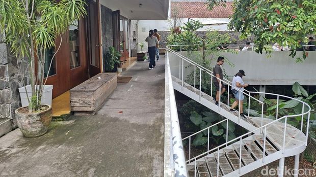 Bangunan ala lokomotif di Bandung.