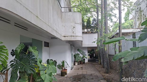 Bangunan ala lokomotif di Bandung.