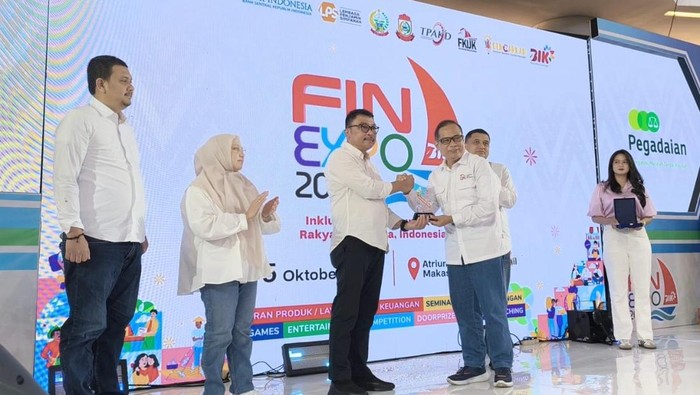 Bank Sulselbar meraih penghargaan sebagai institusi perbankan paling aktif mendukung literasi dan inklusi keuangan segmen pelajar dalam ajang BIK Award 2025 oleh OJK.