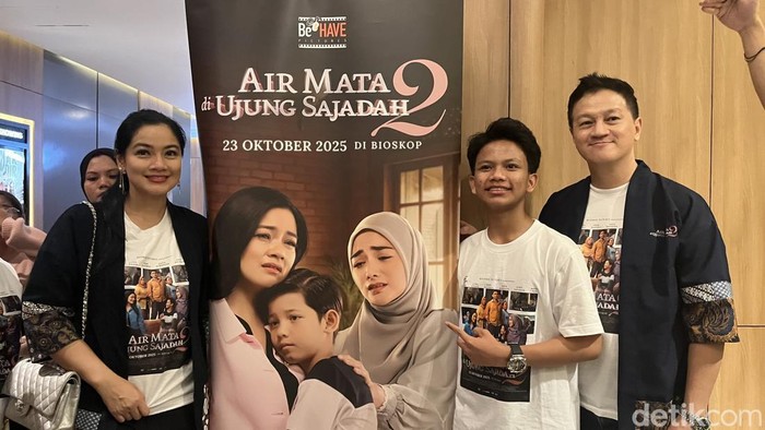 Cast film Air Mata di Ujung Sajadah 2 Titi Kamal saat hadiri screening film di Medan. (Foto: Kartika Sari).