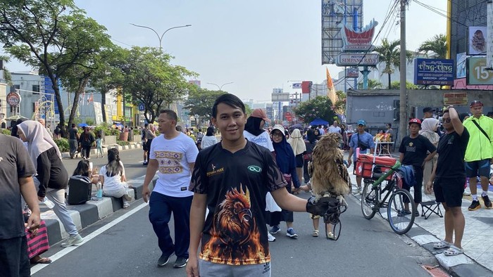 Warga ajak burung hantu mengitari CFD Depok