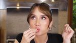 Aksi Cinta Laura Masak Shodow dan Sambal Leunca Pakai Cowbek