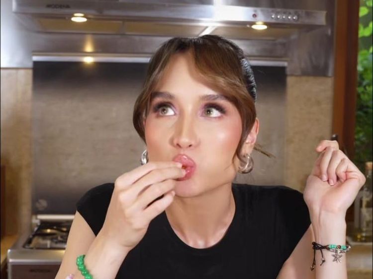 Aksi Cinta Laura Masak Shodow dan Sambal Leunca Pakai Cowbek