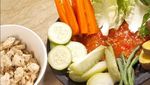 Aksi Cinta Laura Masak Shodow dan Sambal Leunca Pakai Cowbek
