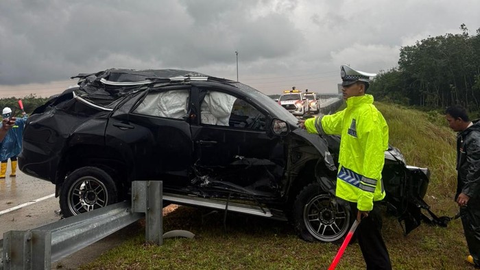 Ditlantas Polda Riau menangani kecelakaan Fortuner di Tol Pekanbaru-Bangkinang
