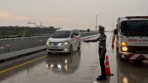 Ditlantas Polda Riau menangani kecelakaan Fortuner di Tol Pekanbaru-Bangkinang