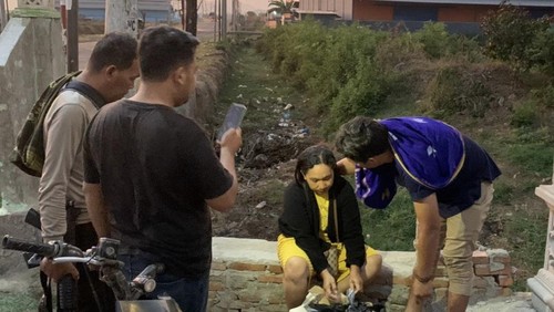 EK (37), IRT di Desa Pandai, Kecamatan Woha, Kabupaten Bima, NTB, ditangkap polisi seusai mengambil paket obat keras terlarang kiriman dari Jakarta, Minggu, (5/10/2025). (Dok. Polsek Woha)