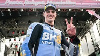 Saat tak sedang melaju di sirkuit balap, pembmalap tampan ini suka membagikan momen lbiurannya lho di instagram (Getty Images/Gold & Goose Photography)