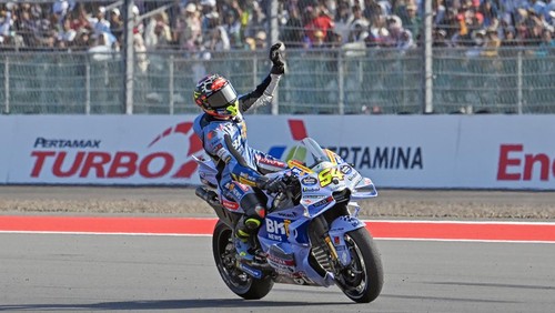 Pembalap BK8 Gresini Racing MotoGP Fermin Aldeguer mengangkat trofinya saat menjuarai MotoGP Indonesia 2025 di Sirkuit Internasional Pertamina Mandalika, Lombok Tengah, Nusa Tenggara Barat, Minggu (5/10/2025). Fermin Aldeguer menjuarai MotoGP Indonesia 2025 dengan catatan waktu 41 menit 7,651 detik. ANTARA FOTO/Aditya Pradana Putra