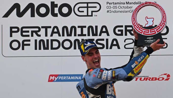 Fermin Aldeguer Angkat Trofi Juara MotoGP Indonesia 2025 di Mandalika Pembalap BK8 Gresini Racing MotoGP Fermin Aldeguer mengangkat trofinya saat menjuarai MotoGP Indonesia 2025 di Sirkuit Internasional Pertamina Mandalika, Lombok Tengah, Nusa Tenggara Barat, Minggu (5/10/2025). Fermin Aldeguer menjuarai MotoGP Indonesia 2025 dengan catatan waktu 41 menit 7,651 detik. ANTARA FOTO/Aditya Pradana Putra
