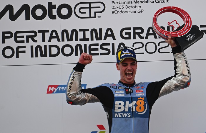 Pembalap BK8 Gresini Racing MotoGP Fermin Aldeguer mengangkat trofinya saat menjuarai MotoGP Indonesia 2025 di Sirkuit Internasional Pertamina Mandalika, Lombok Tengah, Nusa Tenggara Barat, Minggu (5/10/2025). Fermin Aldeguer menjuarai MotoGP Indonesia 2025 dengan catatan waktu 41 menit 7,651 detik. ANTARA FOTO/Aditya Pradana Putra