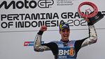 Fermin Aldeguer Angkat Trofi Juara MotoGP Indonesia 2025 di Mandalika