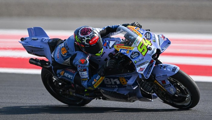 Pembalap BK8 Gresini Racing MotoGP Fermin Aldeguer memacu kecepatan sepeda motornya dalam sesi race MotoGP Indonesia 2025 di Sirkuit Internasional Pertamina Mandalika, Lombok Tengah, Nusa Tenggara Barat, Minggu (5/10/2025). Fermin Aldeguer menjuarai MotoGP Indonesia 2025 dengan catatan waktu 41 menit 7,651 detik. ANTARA FOTO/Aditya Pradana Putra