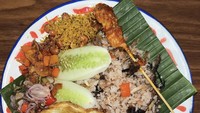 Jika ingin coba yang unik, kamu bisa mencicipi Nasi Goreng Be Pindang Sambal Embe. Wanita yang mewakili provinsi Nusa Tenggara Barat (NTB) dalam Miss Indonesia 2008 ini menjamin menunya halal. Foto: Instagram paonmbokyan