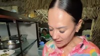 Kecantikan Macrae tak bisa dipungkiri jadi daya tarik untuk Paon Mbok Yan. Ia yang sering melayani pembeli sendiri kerap berbincang ramah dengan mereka. Foto: Instagram pak_yoyoyo